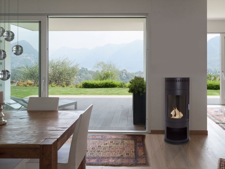 Wohnzimmer mit Esstisch, Gartenblick und Kaminofen