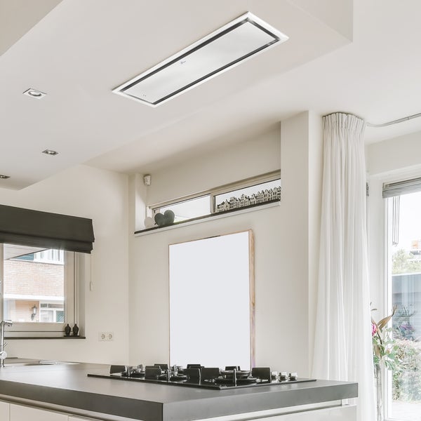 Moderne Küche mit rechteckiger Decken-Dunstabzugshaube über einem Gaskochfeld auf einer Kücheninsel. Der Raum ist hell und organisiert.