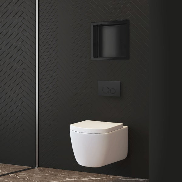 Freistehende Badewanne mit Armatur und Wandregal im Badezimmer