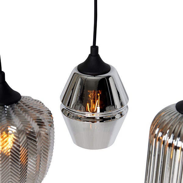 Drei Hängeleuchten mit unterschiedlichen Designs und silberfarbenen Glasschirmen