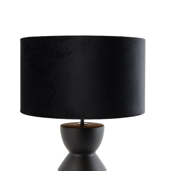 Tischleuchte mit schwarzem Lampenschirm