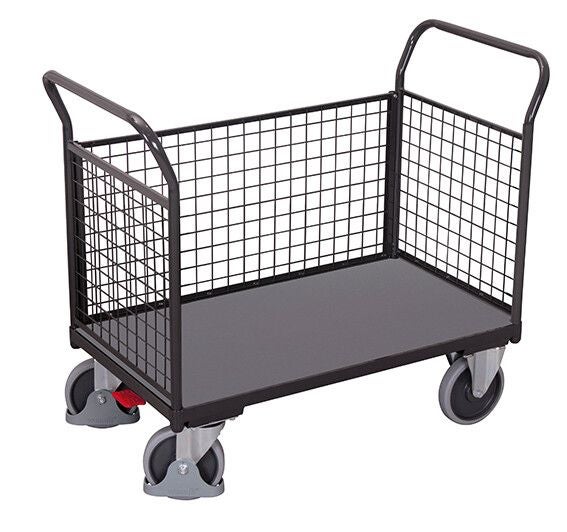 Plattformwagen aus Metall mit drei Drahtgitterwänden, zwei Schiebebügeln und vier Lenkrollen.