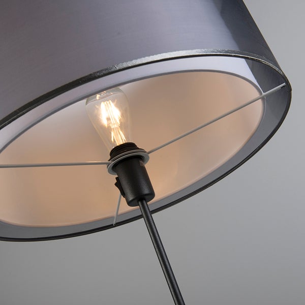 Detailansicht einer Lampe mit Lampenschirm und Glühbirne