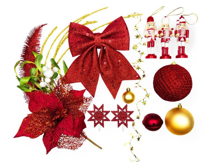 Weihnachtsbaumschmuck Set bestehend aus glitzernder Schleife, künstlicher Blume, Nussknacker Figuren, Weihnachtskugeln und Deko Elementen.