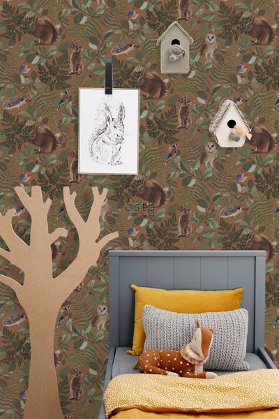 Kinderzimmer mit Tapete mit Tiermotiven und Baumdeko