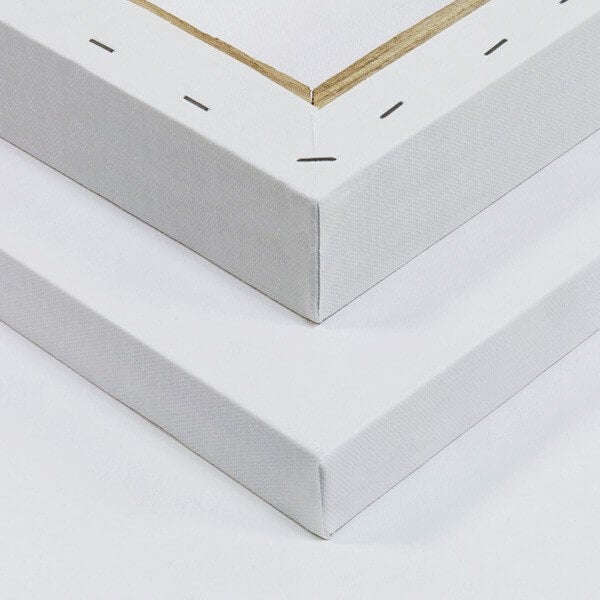 Nahaufnahme von zwei weissen Keilrahmen.