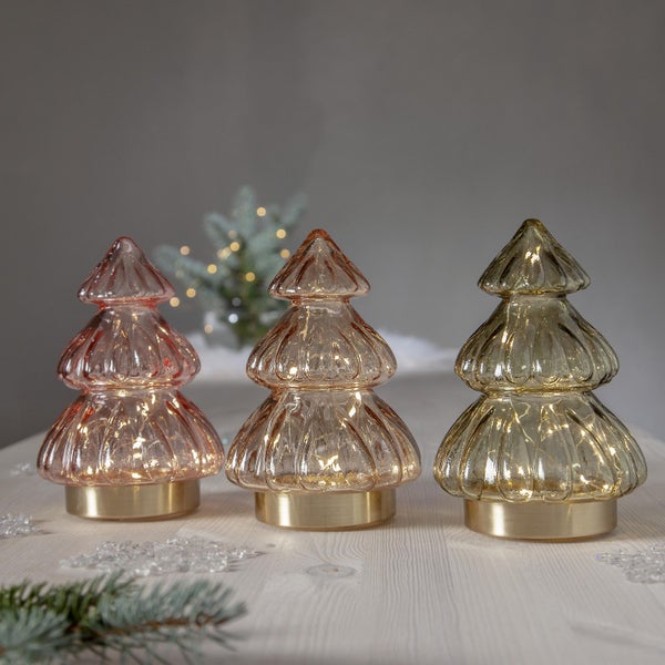 Drei dekorative Weihnachtsbäume aus Glas mit Beleuchtung