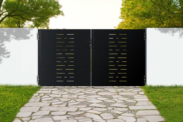 Doppeltor aus Metall mit horizontalen Aussparungen