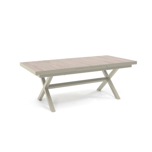 Ausziehbarer Esstisch mit Tischplatte in Holzoptik und X-förmigen Beinen aus Metall.