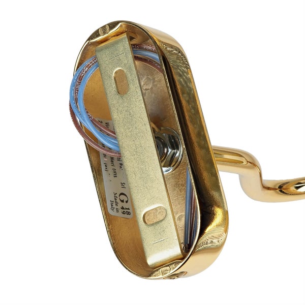 Detailansicht einer goldenen Wandleuchte mit sichtbarer Verkabelung und Montageplatte