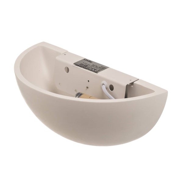 Halbschalenförmige Wandleuchte aus Gips von Lindby mit einer E14 Fassung für maximal 40 Watt.