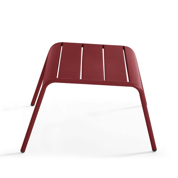 Roter Gartenhocker aus Metall mit gelatteter Oberfläche.