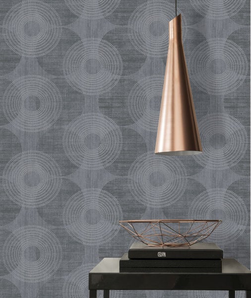 Graue Tapete mit kreisförmigem Muster, kombiniert mit einer Hängelampe und dekorativen Elementen.