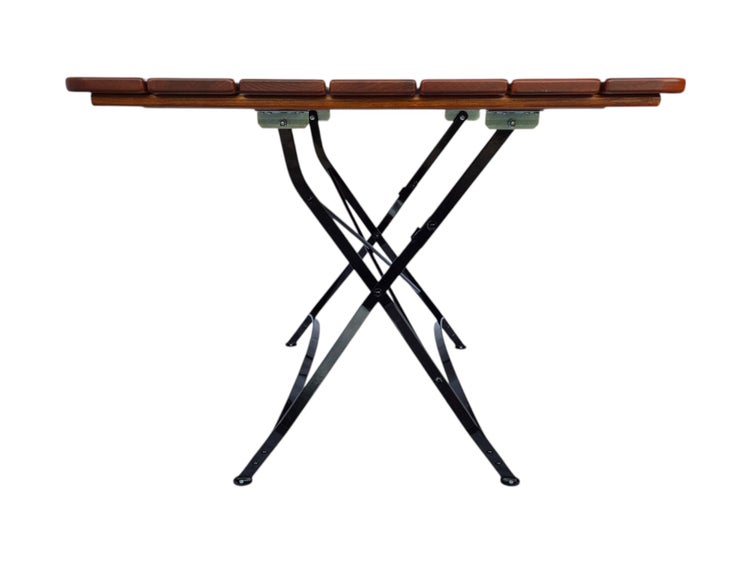 Klappbarer Gartentisch mit Tischplatte aus Holzlatten und schwarzem Metallgestell.