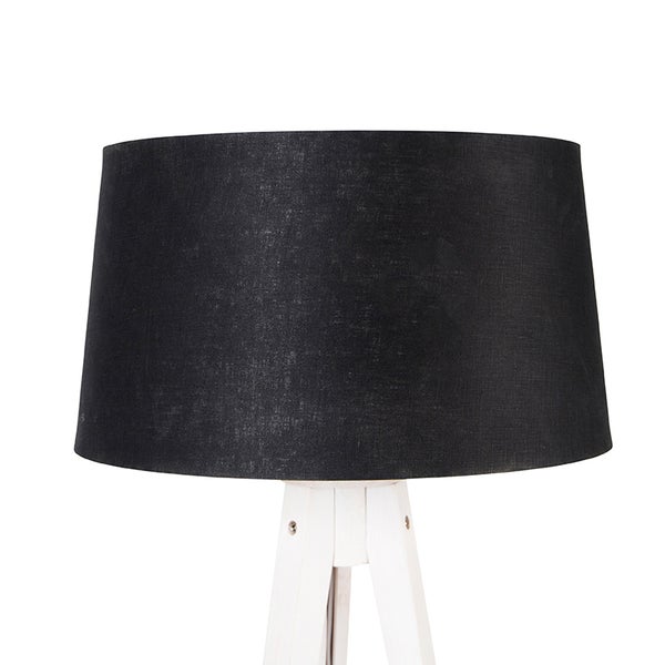 Stehleuchte mit schwarzem Lampenschirm auf weißem Stativ