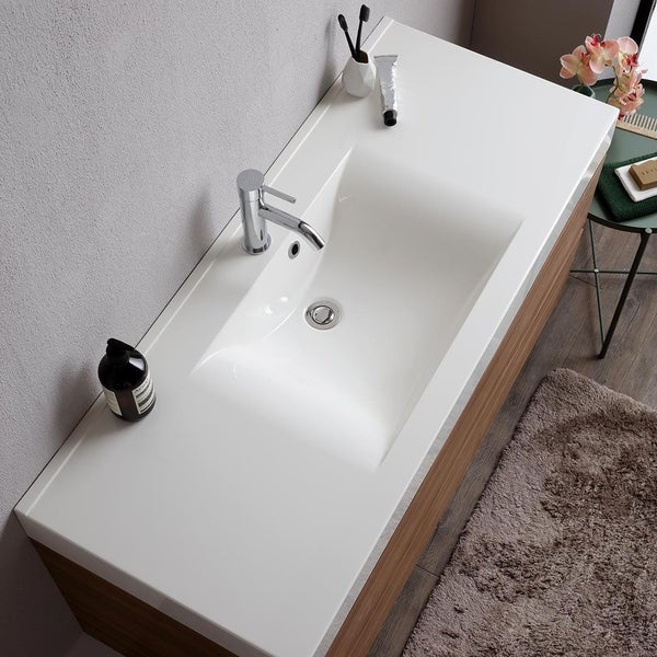 Maßzeichnung eines Badezimmermöbelsets mit Waschtischunterschrank, Aufsatzwaschbecken, Spiegel und Hochschrank mit italienischer Herstellung.