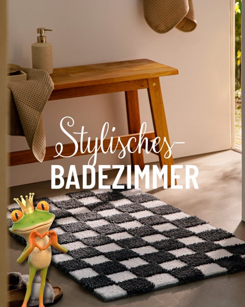 Helles Badezimmer mit Holzbank, schwarz-weiß karierter Badematte, Seifenspender und Handtuch sowie der Aufschrift Stylisches Badezimmer.