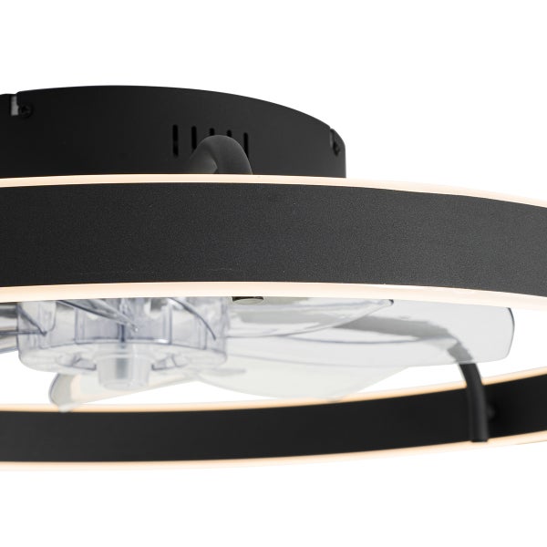 Nahaufnahme eines Deckenventilators mit schwarzem Metallring, integrierter LED-Beleuchtung und transparenten Kunststoffflügeln.