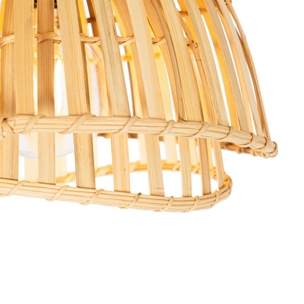 Detailansicht einer Hängelampe aus Bambus
