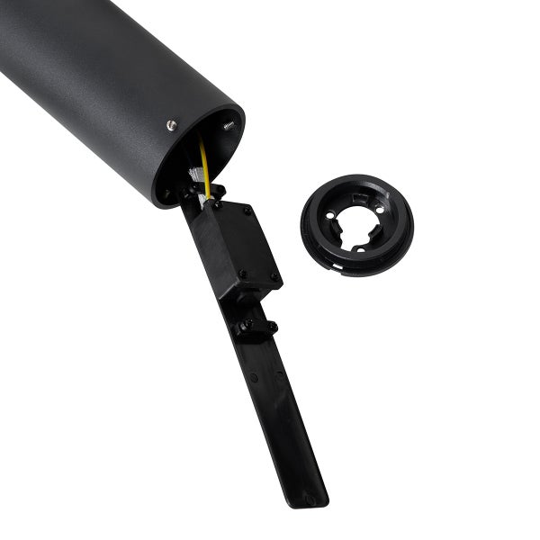 Detailansicht der Installation einer schwarzen Pollerleuchte mit sichtbarer Verkabelung und Montagesockel.