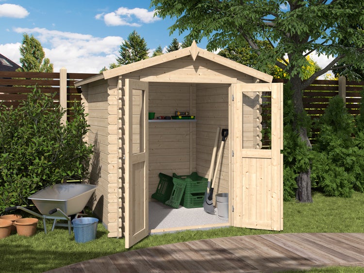 Helles Gartenhaus aus Holz in Blockbohlenbauweise, offene Doppeltüren, organisierter Innenraum mit Werkzeug und eine Schubkarre im Garten.