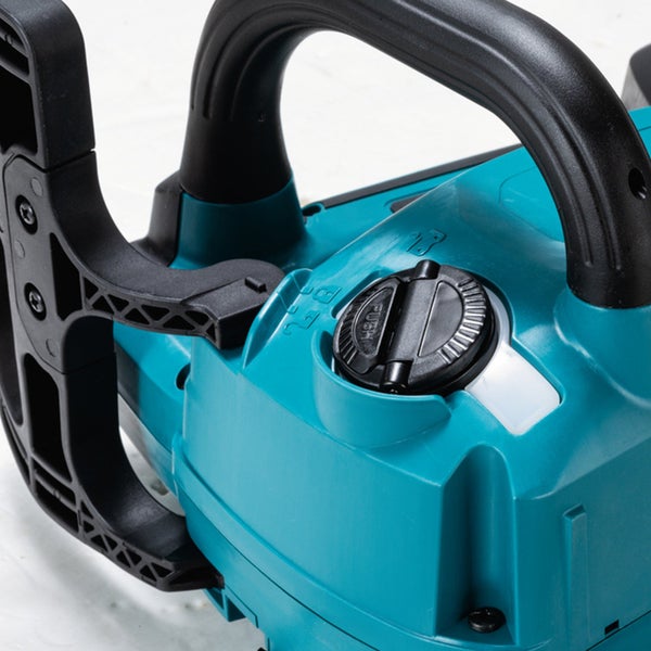 Detailansicht einer Kettensäge mit Tankdeckel und Griff