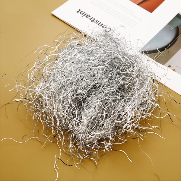 Silbernes Kräuselband auf einem Tisch.