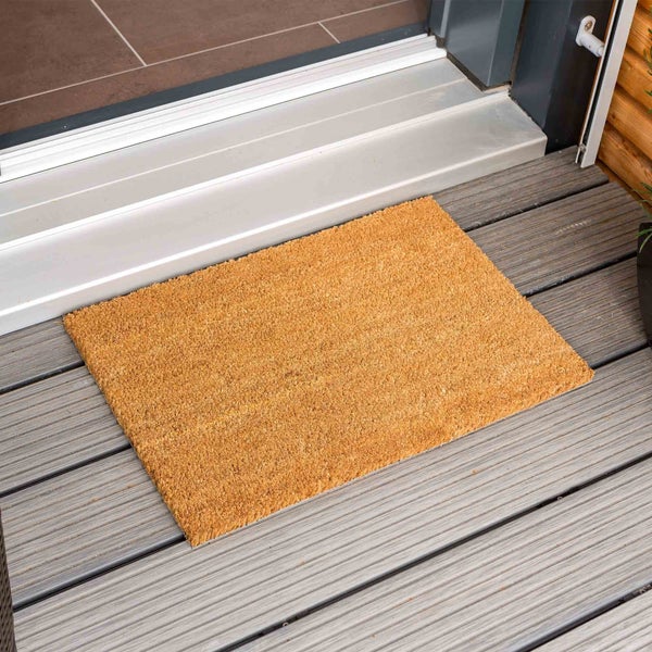 Fußmatte aus Kokosfaser vor einer Tür