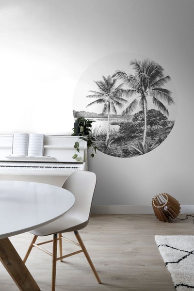 Wohnraum mit Wandtattoo, Klavier, Esstisch und Lampe.