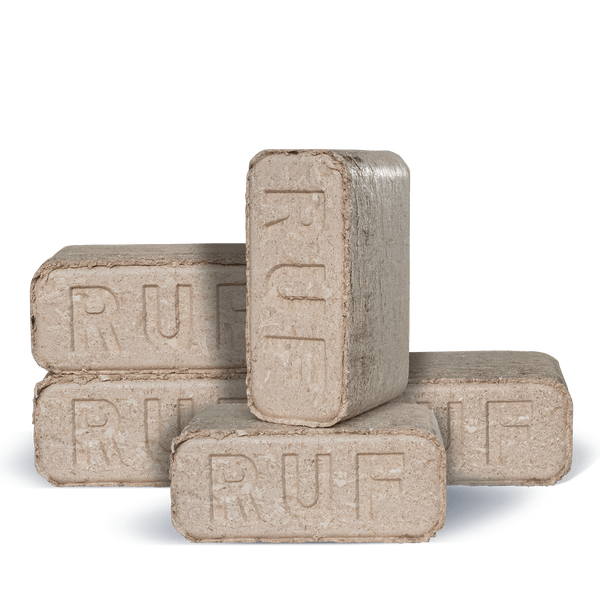 Holzbriketts in RUF Form aus gepressten Holzspänen mit eingeprägtem RUF Schriftzug.