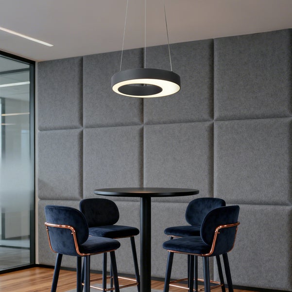 Raumszene mit runder Pendelleuchte über einem Tisch mit vier Stühlen