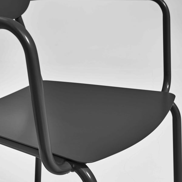 Detailansicht eines Gartenstuhls aus Metall mit Armlehnen und flacher Sitzfläche.