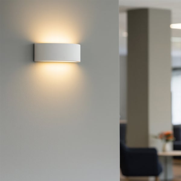 Weiße Wandleuchte im Innenraum montiert