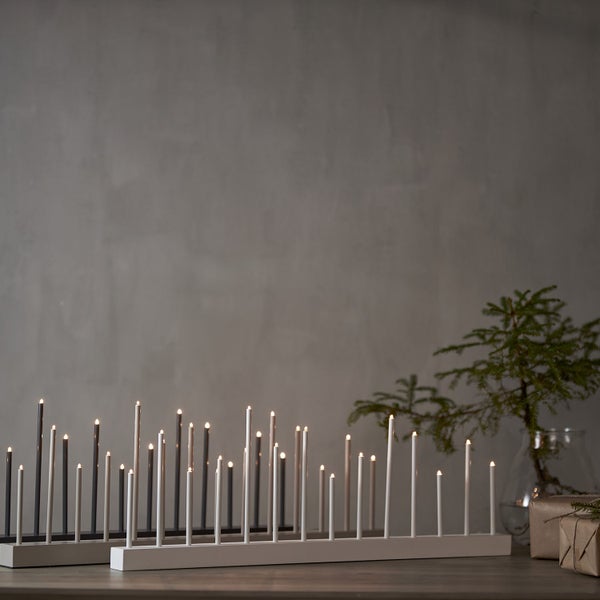 Dekorative LED-Kerzenleuchter mit Geschenkverpackungen und Grünpflanzen