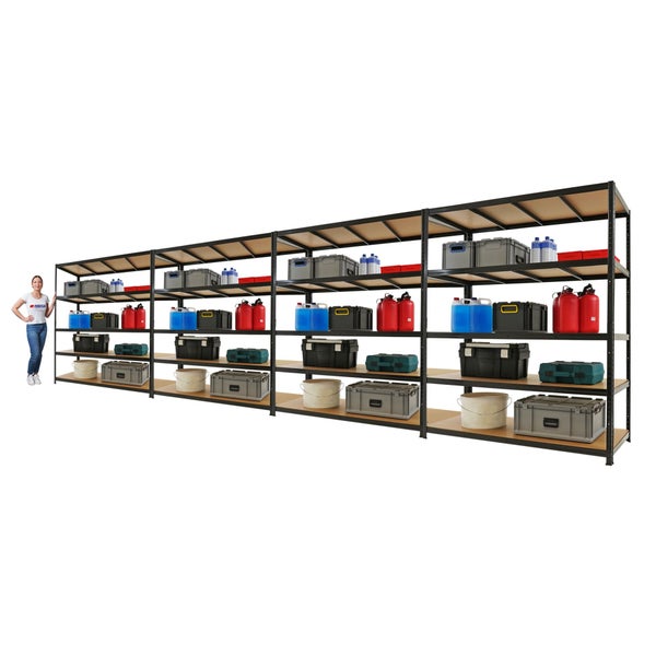 Großes schwarzes Schwerlastregal aus Metall mit vier Modulen und Holzböden, übersichtlich bestückt mit Lagerboxen, Werkzeugkoffern und Kanistern.