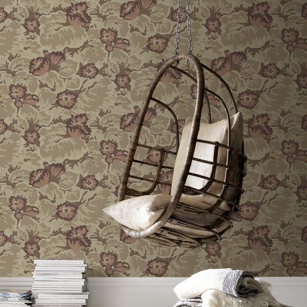 Szene mit floraler Tapete, Hängesessel mit Kissen, Bücherstapel und Decken