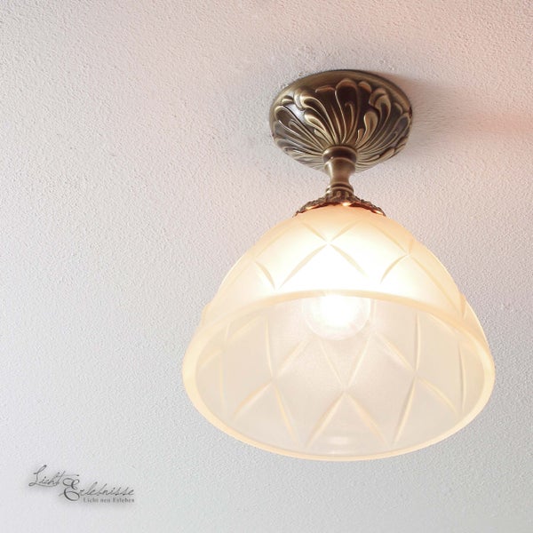 Deckenleuchte mit gemustertem Lampenschirm