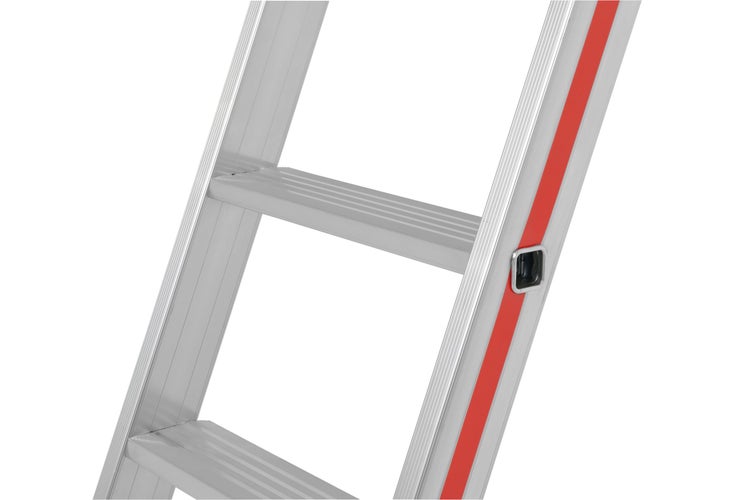 Detailansicht einer Aluminiumleiter mit Stufen und rotem Streifen.