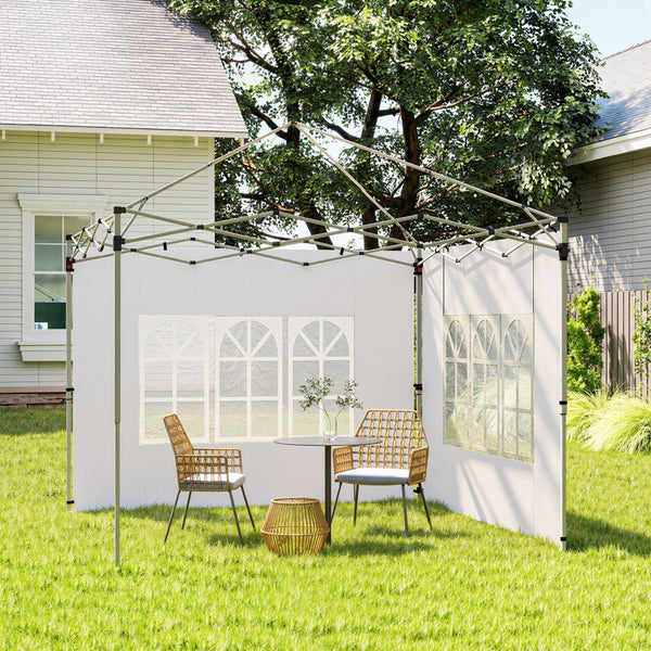 Weißer Faltpavillon mit zwei Seitenwänden und Fenstern im Garten, inklusive Bistroset aus zwei Korbstühlen und einem runden Tisch auf Rasen.