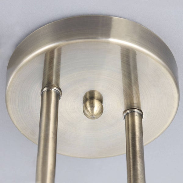 Detailaufnahme einer Deckenleuchte mit bronzefarbener Halterung