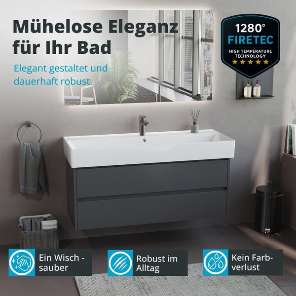 Badezimmer mit Waschtischunterschrank, Spiegel mit Beleuchtung und Accessoires