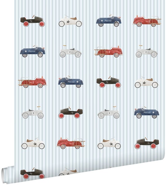 Kinder-Tapete mit vertikalen Streifen und Motiven von Spielzeugautos wie Polizei, Feuerwehr und Rennwagen.
