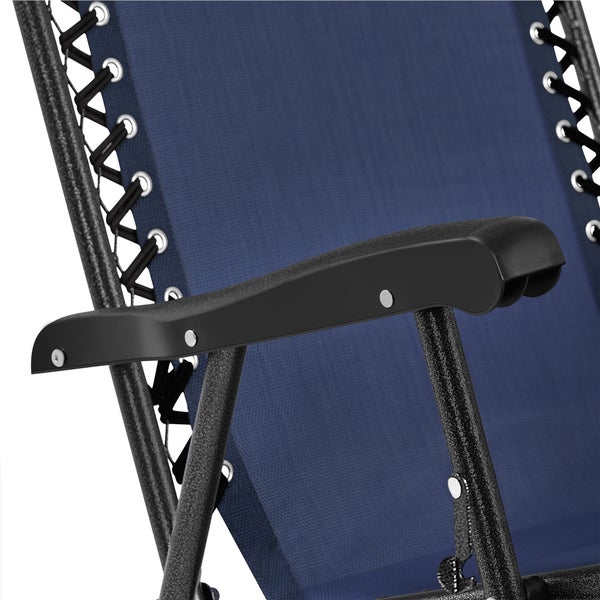 Detailansicht einer Gartenliege mit schwarzer Armlehne, blauem Textilgewebe und elastischer Schnürung am dunklen Metallrahmen.