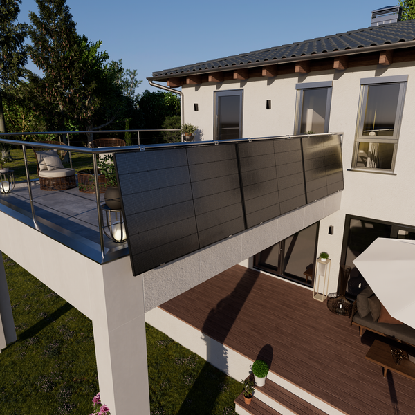 Balkonkraftwerk mit vier Solarmodulen am Balkongeländer eines modernen Hauses mit Terrasse.