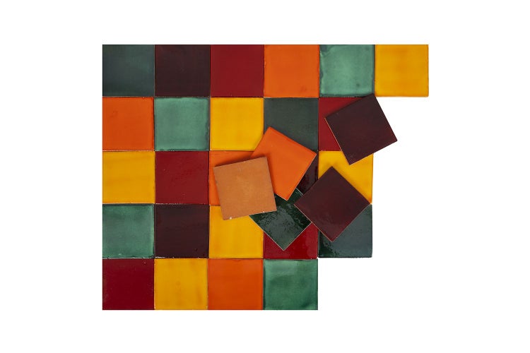 Quadratische Fliesen in verschiedenen Farben für Wand und Boden