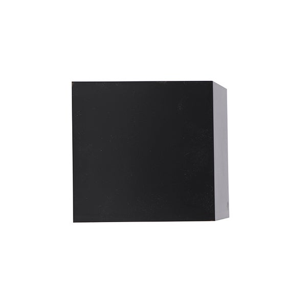 Würfelförmige Wandleuchte in Schwarz.