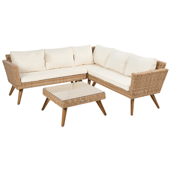 Ecklounge-Set aus Geflecht mit Holzfüßen, hellen Polstern und einem Beistelltisch mit Glasplatte für den Garten oder die Terrasse.