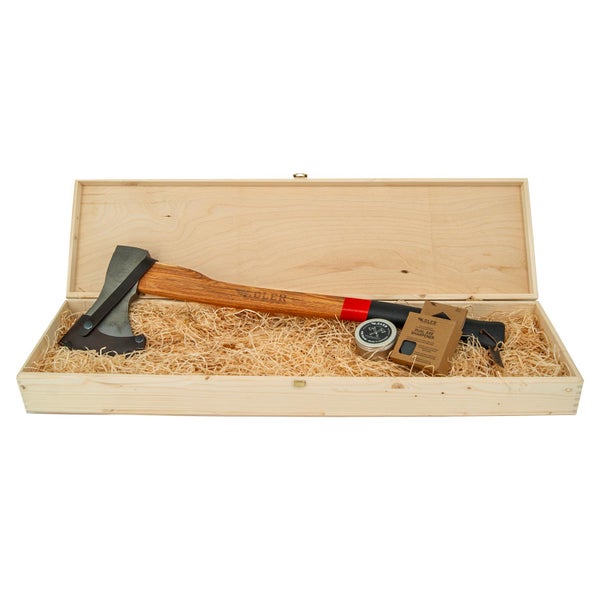 Adler Axt Set in einer Holzkiste mit Axt, Schärfstein und Pflegebalsam zur Holz- und Metallpflege.