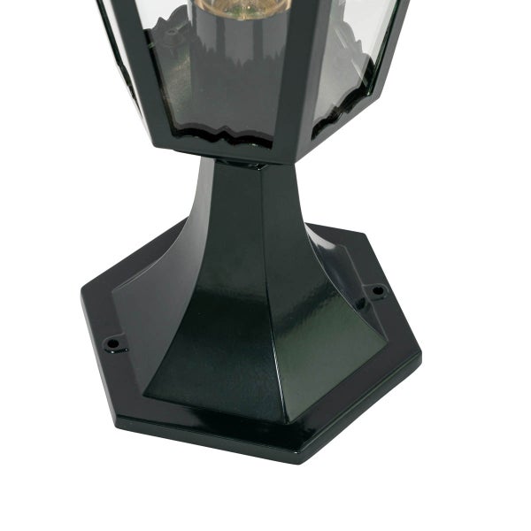 Nahaufnahme des dunkelgrünen sechseckigen Standfußes einer klassischen Außenstandleuchte aus Metall.