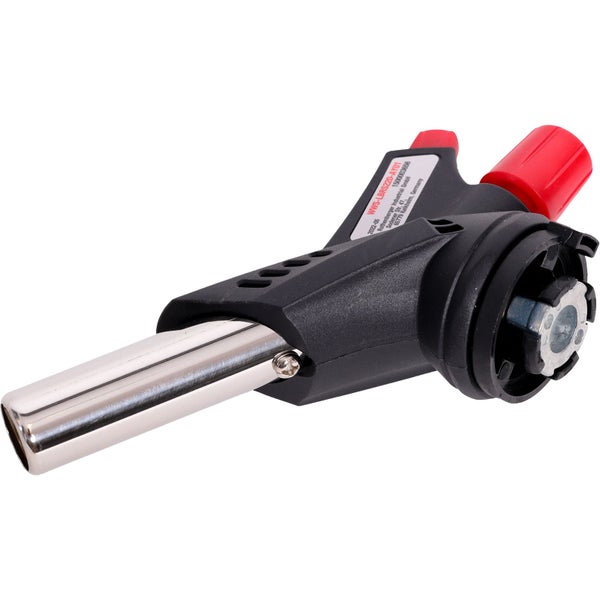 Hand hält einen Gasbrenner mit Flamme an ein Kupferrohr einer Sanitärinstallation zum Löten.